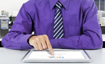 Czy aplikant KSSiP może zarabiać na Google AdSense