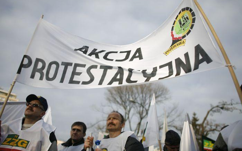 Związkowcy protestują pod Sejmem