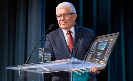Adam Neumann,  prezydent Gliwic, odbiera wyróżnienie dla zwycięzcy Rankingu Samorządów "Rzeczpospoli