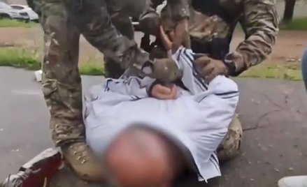 Kadr z nagrania przedstawiającego zatrzymanie domniemanego nowozelandzkiego szpiega