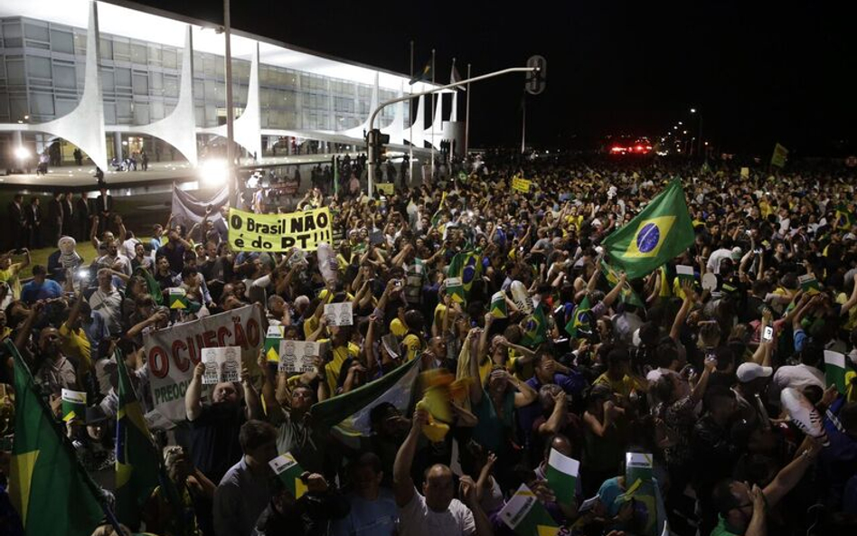 Demonstranci przed pałacem prezydenckim w Brasilii
