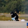 Pirotechnik na płycie lotniska w Lipsku, gdzie doszło do aktu rosyjskiej dywersji