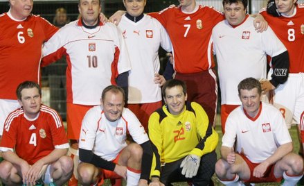 Premier Tusk o budowie Stadionu Narodowego, a jego drużyna o grze w piłkę