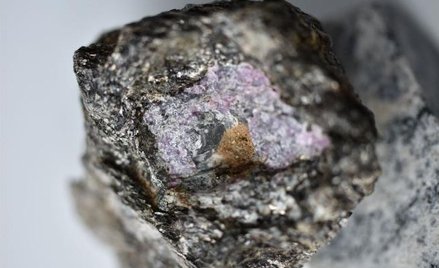 Skała rubinonośna z Grenlandii