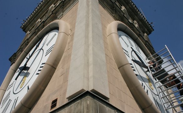 Zegar milenijny na szczycie PKiN myli się tylko raz w roku - podczas dnia prac konserwacyjnych