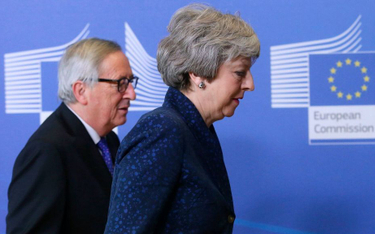 Theresa May przekonuje Jeana-Claude,a Junckera, że bezproblemowy przepływ towarów i ludzi między Irl