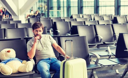 Sąd: Samolot się spóźnił, bo brakowało bagażowych? To nie wina linii lotniczej