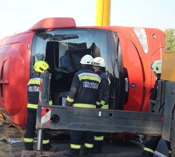 Strażacy na miejscu wypadku polskiego autokaru