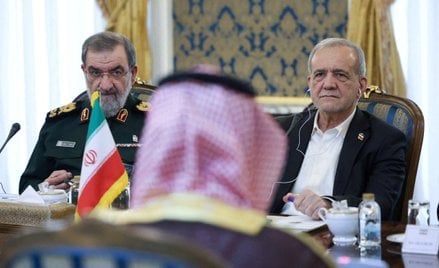 Prezydent Iranu Masud Pezeshkian i sekretarz Najwyższej Rady Bezpieczeństwa Narodowego Iranu Mohsen 