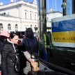 Uchodźcy z Ukrainy wsiadają do autokaru mającego zawieźć ich w głąb Polski przed dworcem PKP w Przem
