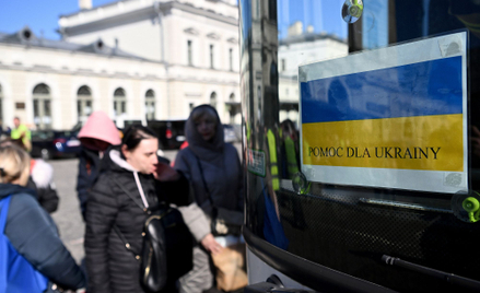 Uchodźcy z Ukrainy wsiadają do autokaru mającego zawieźć ich w głąb Polski przed dworcem PKP w Przem