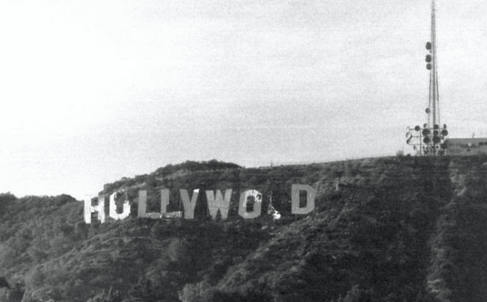 Lata 70. uszkodzony napis „Hollywood”, brakuje jednej litery, jedna częściowo się rozpadła, a kolejn