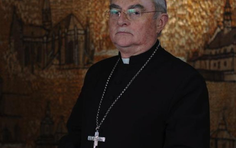 Abp Henryk Hoser nie potępia miłości między osobami tej samej płci, lecz homoseksualny akt erotyczny