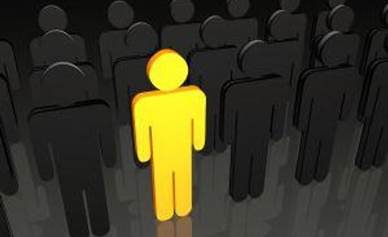 Aby znaleźć pracę, nie wystarczy rozsyłać setek CV. Warto być aktywnym i nie kryć się z poszukiwanie