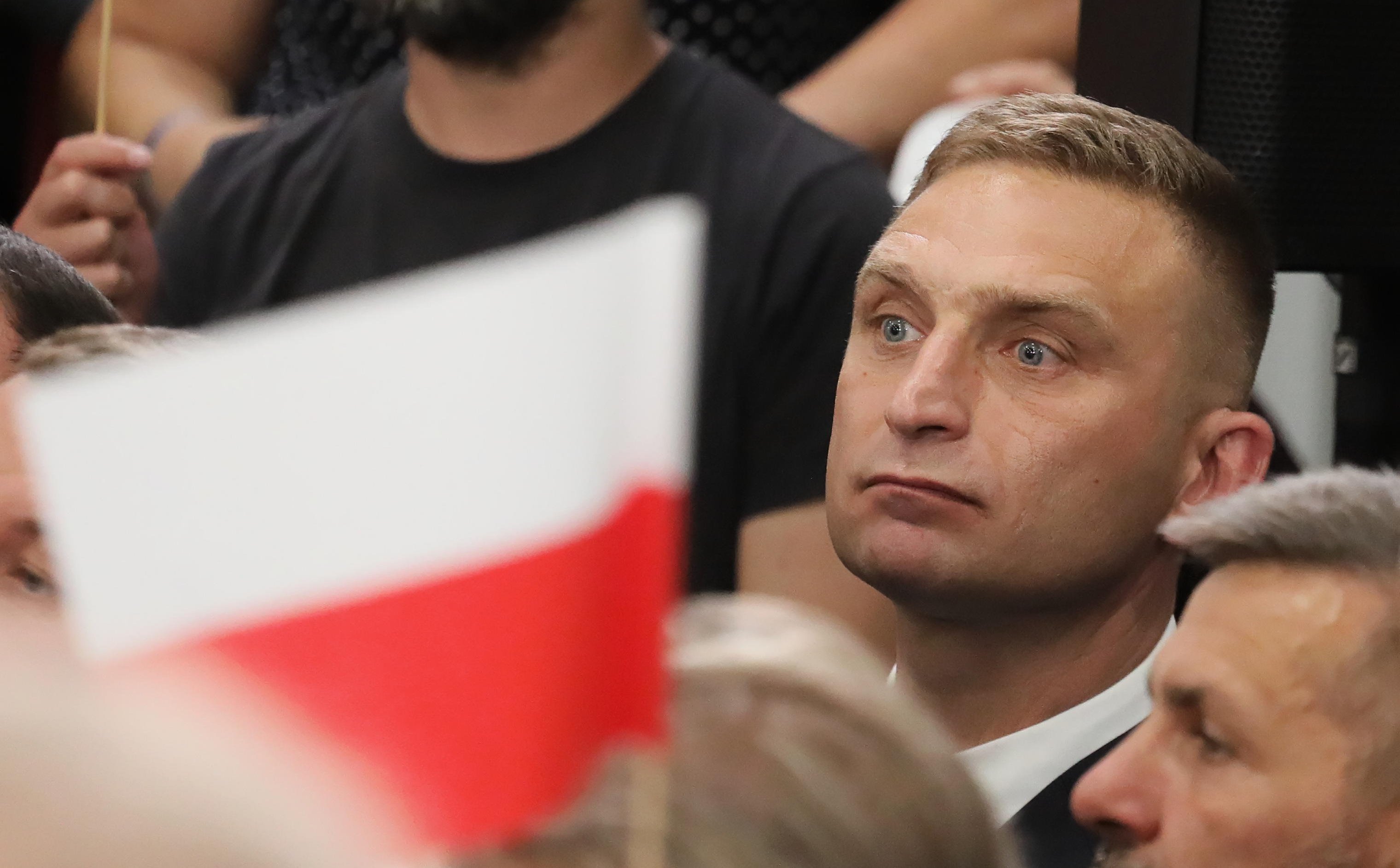 Sondaż: Podzieleni granicą. Wśród wyborców opozycji i kobiet Robert Bąkiewicz nie ma czego szukać