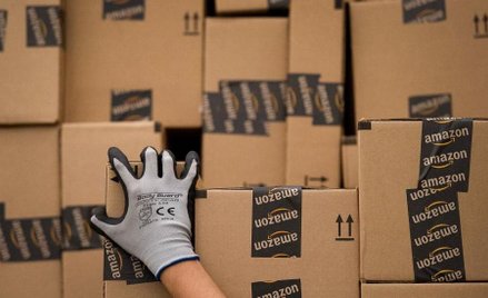 Amazon Polska poinformował w poniedziałek o podniesieniu pensji pracownikom działających w naszym kr