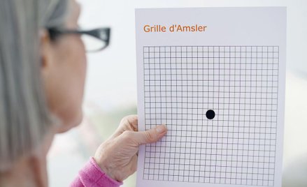 Siatka Amslera. Jeżeli przy patrzeniu na kropkę, linie wokół niej falują i ulegają zniekształceniu, 