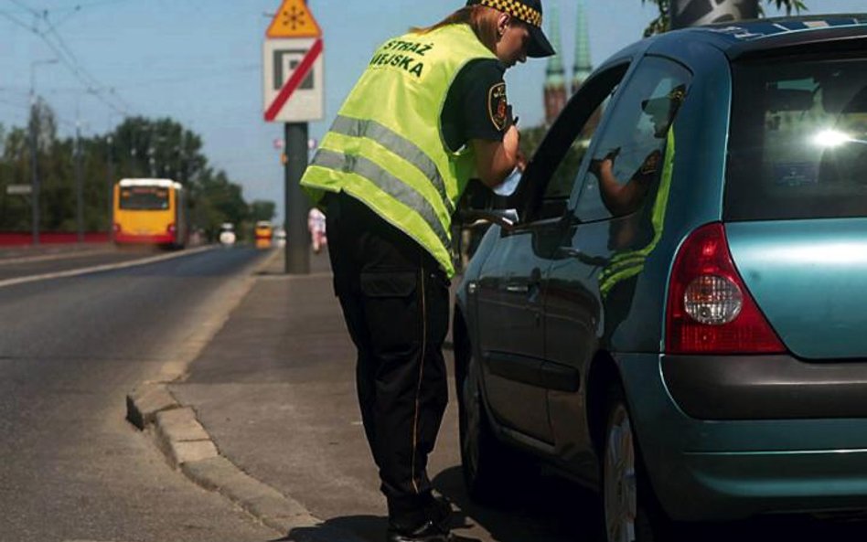 Strażnicy miejscy karzą kierowców ich bardziej surowo niż sprawców innych wykroczeń
