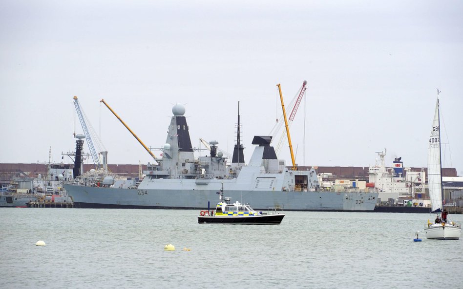 HMS Diamond w porcie w Portsmouth