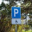 Karta parkingowa w 2026 r. dla osoby z orzeczeniem o niepełnosprawności umożliwia parkowanie w wyzna