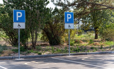 Karta parkingowa w 2026 r. dla osoby z orzeczeniem o niepełnosprawności umożliwia parkowanie w wyzna