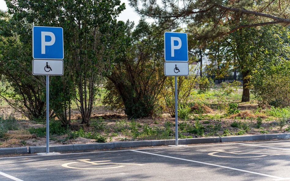 Karta parkingowa w 2026 r. dla osoby z orzeczeniem o niepełnosprawności umożliwia parkowanie w wyzna