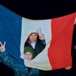 Symbolem rewolucji stała sie flaga z wyciętym komunistycznym herbem