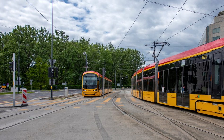 Wykonawca trasy tramwaju do Wilanowa będzie wprowadzał w weekend poprawki na jezdni ulicy Spacerowej