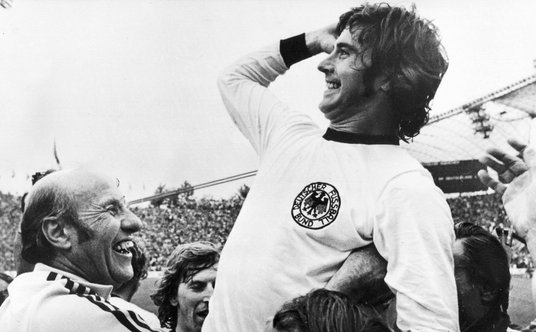 Gerd Mueller i trener Helmut Schoen po zdobyciu przez RFN mistrzostwa świata w roku 1974