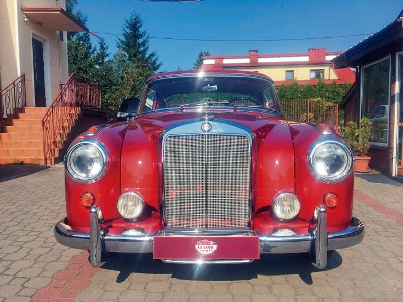 Do twarzy mu jednak w każdych barwach, także tych ciemnych. Sportowe nadwozie mieści czworo pasażeró