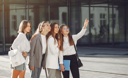 Praca czy studia? W Wyższej Szkole Kształcenia Zawodowego nie musisz wybierać – postaw na synergię r