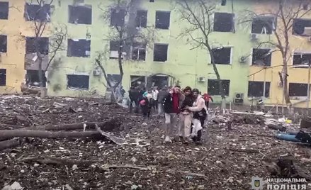 Ewakuacja uszkodzonego w wyniku rosyjskiego ataku szpitala dziecięcego w Mariupolu, zrzut ekranu z n