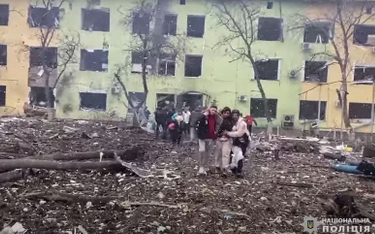 Ewakuacja uszkodzonego w wyniku rosyjskiego ataku szpitala dziecięcego w Mariupolu, zrzut ekranu z n