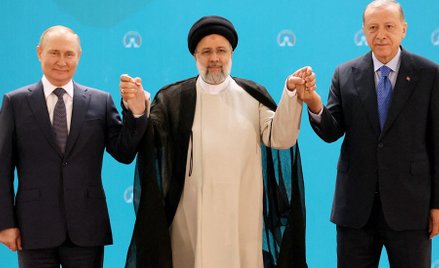 Przed rozmowami. Prezydenci Rosji, Iranu i Turcji: Władimir Putin, Ebrahim Raisi i Recep Erdogan