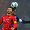 Środkowy Manchesteru Ryan Giggs (L) w starciu z Javierem Aldemarem Zanettim z Interu