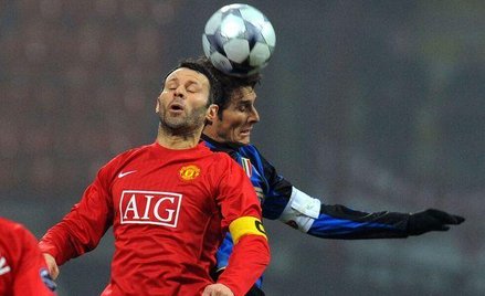 Środkowy Manchesteru Ryan Giggs (L) w starciu z Javierem Aldemarem Zanettim z Interu