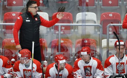 Trener reprezentacji Polski Robert Kalaber podczas towarzyskiego meczu hokeistów z Koreą Płd. w Sosn