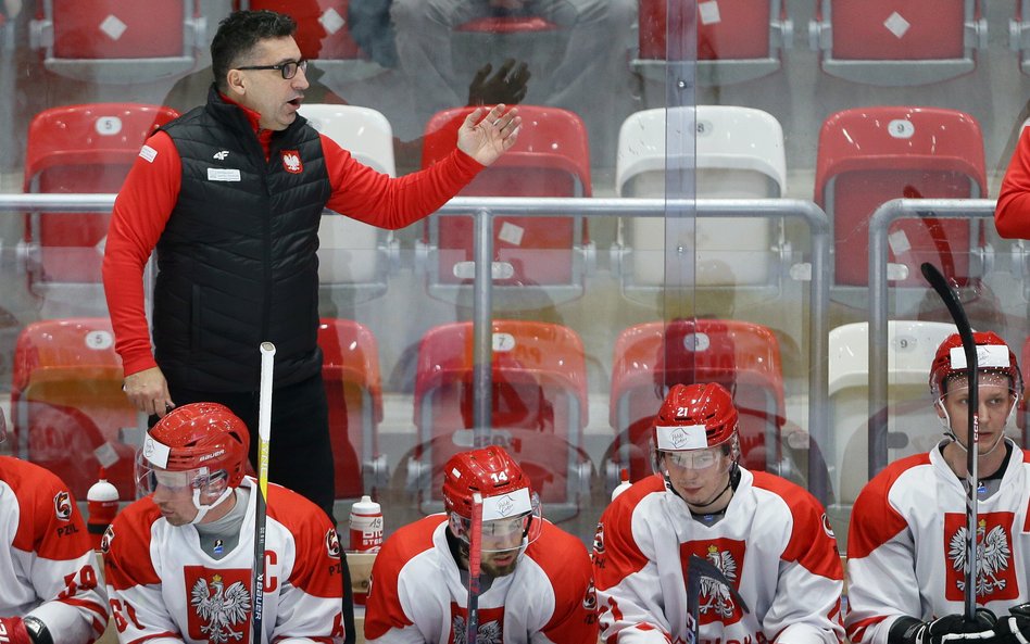 Trener reprezentacji Polski Robert Kalaber podczas towarzyskiego meczu hokeistów z Koreą Płd. w Sosn