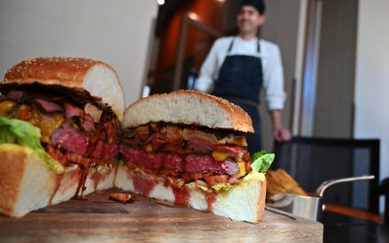 Pozłacany burger na cześć cesarza