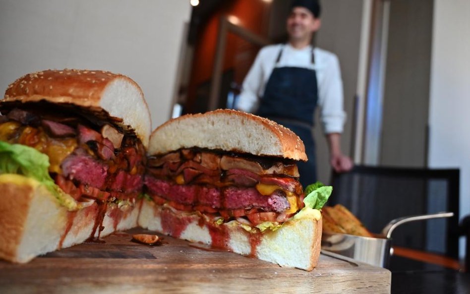 Pozłacany burger na cześć cesarza