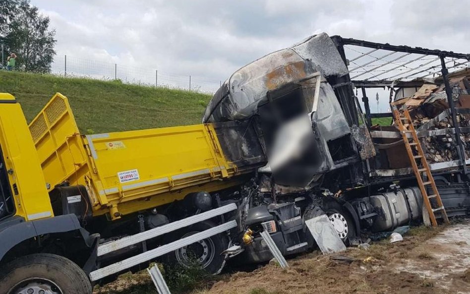 Na A2 zginął kierowca tira oraz pasażer tego samochodu