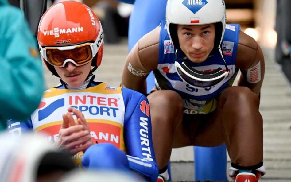 Kamil Stoch (z prawej) i Richard Freitag – lider i wicelider Turnieju Czterech Skoczni. Polak ma nad