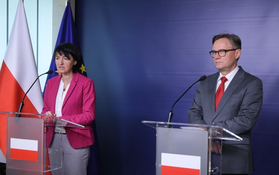 Henryka Mościcka-Dendys i Paweł Wroński w czasie konferencji w MSZ
