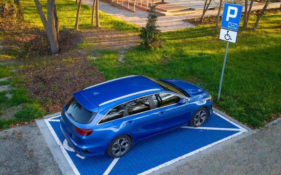 Karty parkingowe przysługują osobom z orzeczeniem o niepełnosprawności