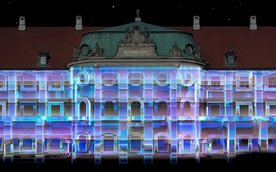 Animacja dopasowana jest do architektury budowli i twórczo wykorzystuje jej elementy