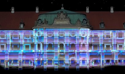 Animacja dopasowana jest do architektury budowli i twórczo wykorzystuje jej elementy