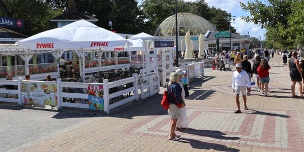 Dorsz za 20 zł/100g, gofr za 30 zł — ekonomia deptaka rządzi cenami nad Bałtykiem