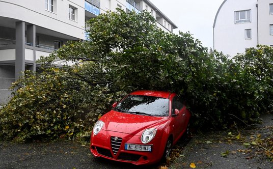 Zniszczony samochód w mieście Brest w zachodniej Francji