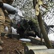 Żołnierze 110. Brygady Wojsk Obrony Terytorialnej strzelają z haubicy D-30 w kierunku rosyjskich woj