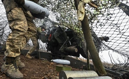 Żołnierze 110. Brygady Wojsk Obrony Terytorialnej strzelają z haubicy D-30 w kierunku rosyjskich woj